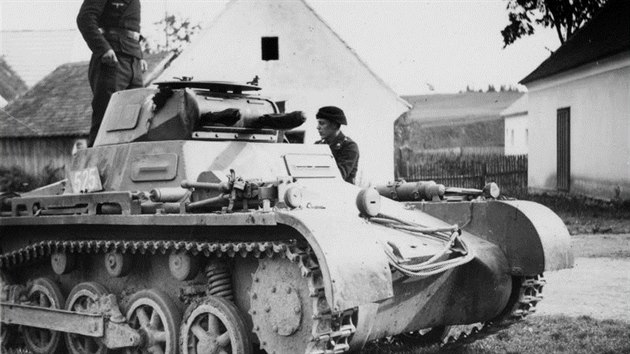 Pslunci 2. tankov divize s typickmi tankistickmi uniformami s ernm baretem u jednoho ze svch stroj, kter ml bt v jnu 1938 nasazen v rmci dernch svazk 14. armdy.