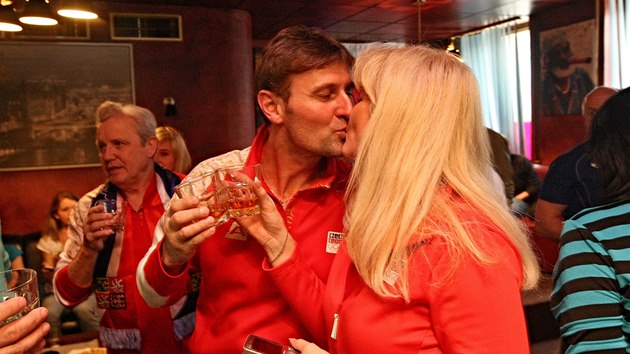 STBRN POLIBEK. Eva Sblkov a jej ptel Karel Petr po medailovm spchu Martiny Sblkov na olympijskch hrch v Soi. 