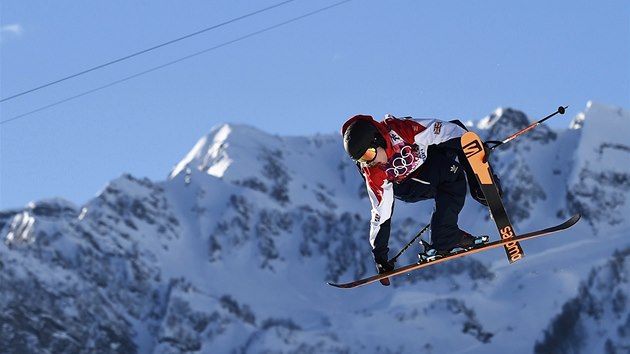James Woods v kvalifikaci olympijskho zvodu ve slopestylu akrobatickch lya.  