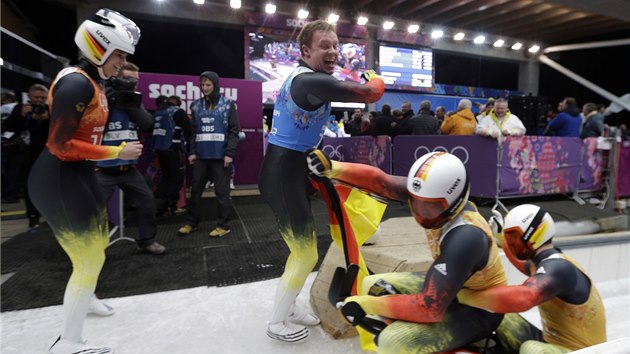 Radost nmeckch ska po vtzstv v olympijskm zvod drustev. 