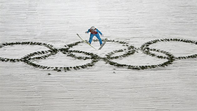 Japonec Reruhi imizu v souti drustev skokan na lych na olympijskch hrch v Soi. 
