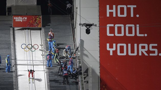 Momentka ze soute drustev skokan na lych na olympijskch hrch v Soi. 