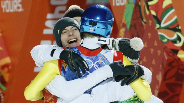 Radost nmeckch skokan na lych po vtzstv na v souti drustev na olympijskch hrch v Soi. 