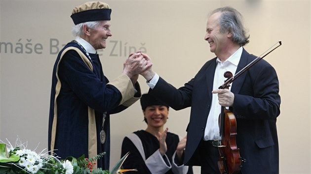 Zikmundovi zahrl jeho kamard a houslista Vclv Hudeek.
