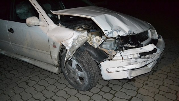 Pi nehod v Halenkov opil idi svou octavii znan poniil, podle policist je koda na voze zhruba sedmdestitiscov.