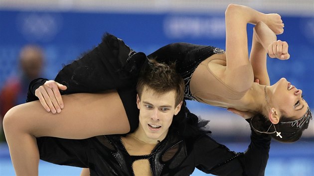 Rusk tanen pr Jelena Ilinychov a Nikita Kacalapov ve volnm tanci na olympid v Soi.