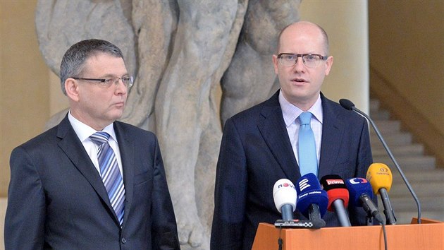 Premir Bohuslav Sobotka a ministr zahrani Lubomr Zaorlek.