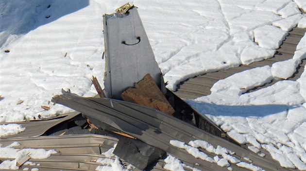 Kvli tkmu snhu se proboila stecha leteckho hangru ve mst Yamato. Na nkolika mstech ze stechy ouhaj piky kdel letadel.