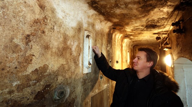 editel pivovaru Radek Vomoil ukazuje porcelnov vodoznak na stn historickho betonov ndre na pivo v prostorch obnovenho pivovaru v Kynperku nad Oh.