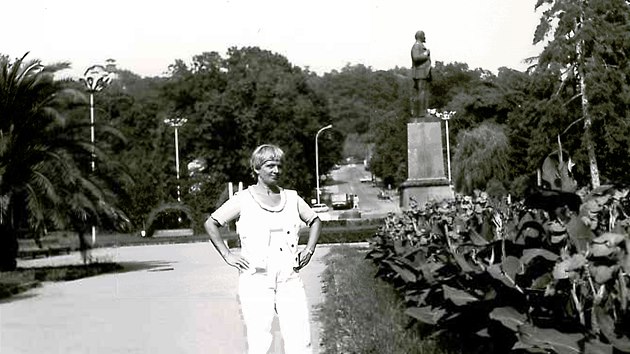 Marta Sedlkov z Karlovch Var na dovolen v Soi ped ticeti lety. Za n socha V.I.Lenina.