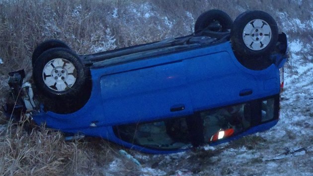 Dopravn nehoda na namrzl silnici u Star Vody na Marinskolzesku. Auto skonilo na stee, zstala v nm zrann ena.