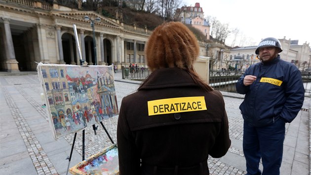 Happening karlovarskho opozinho zastupitele Jiho Kotka (v helm), aneb Deratizace kolondy buskingem.