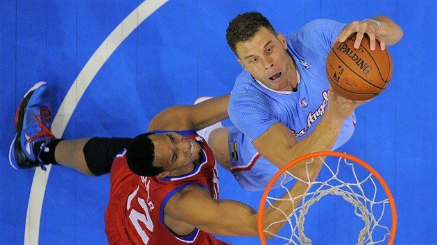 Blake Griffin (vpravo) z LA Clippers se pokou o sme pes Evana Turnera z Philadelphie.