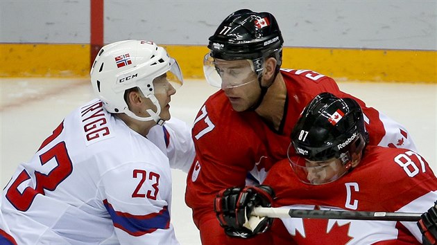 Kanadt hokejist Sidney Crosby (87) a Jeff Carter se petlauj s Matsem Tryggem z Norska.