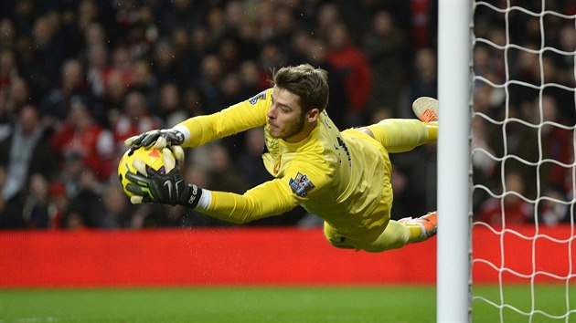 MM! Glman Manchesteru United David De Gea zasahuje v zpase s Arsenalem.