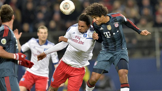 Dante (vpravo) z Bayernu Mnichov stl hlavou branku do st Hamburku. Nezabrnil mu v tom ani Jonathan Tah.