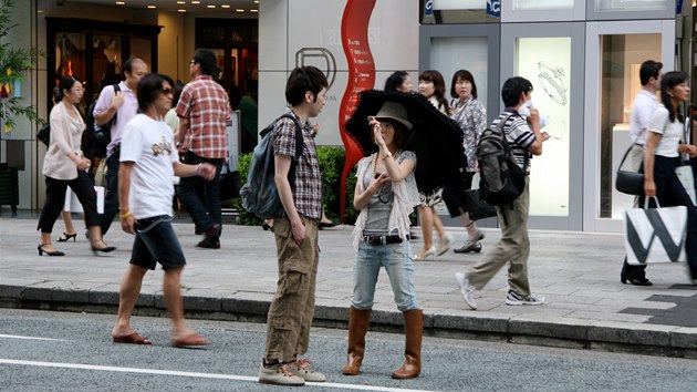 Mlad Japonci a hlavn Japonky si potrp na luxusn obleen, pedevm drah boty a kabelky.