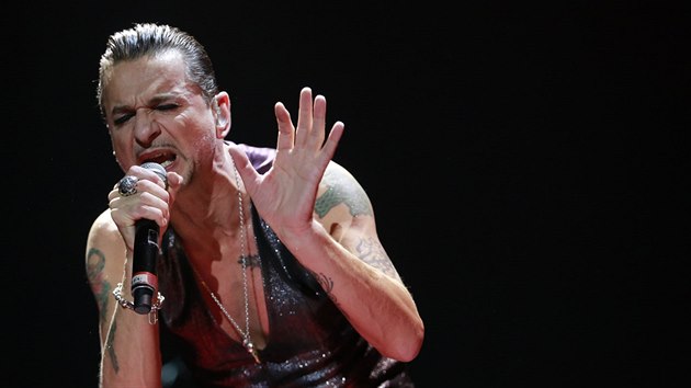 David Gahan a Depeche Mode nadchli 10. nora 2014 publikum ve vyprodan O2 aren.