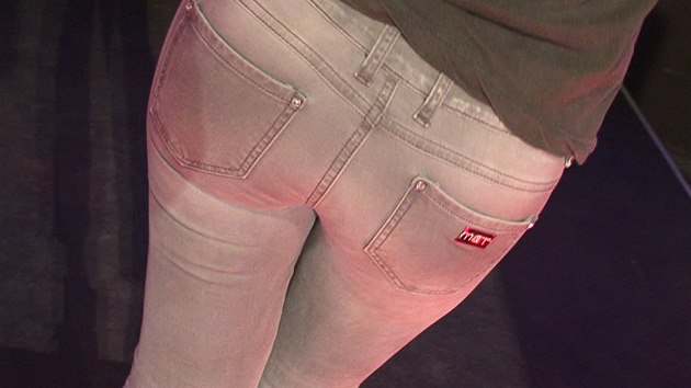 Dara Rolins ukzala, co s jejm pozadm dl dobr vbr kalhot. 