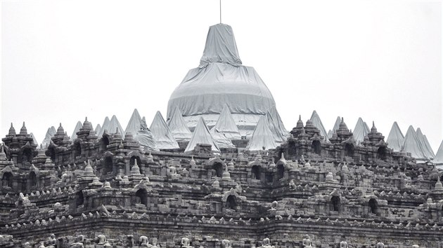 Chrmov komplex Borobudur ped sopenm prachem chrnil igelit (14. nora 2014).