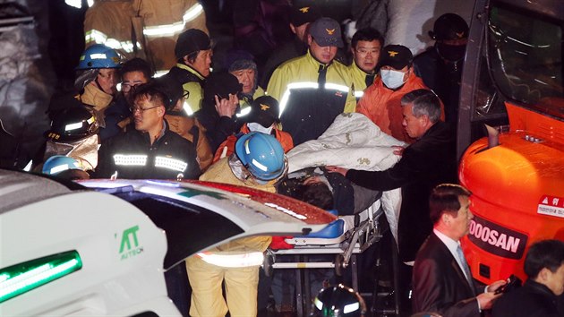 Zchrani odnej rann po tom, co se v jihokorejskm Kjongdu ztila stecha na halu plnou student (18. nora 2014).