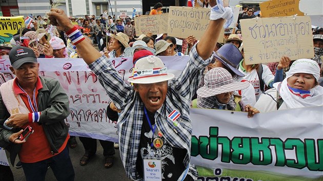 Thajt farmi protestuj proti vld Jinglak inavatrov (Bangkok, 17. nora 2014).