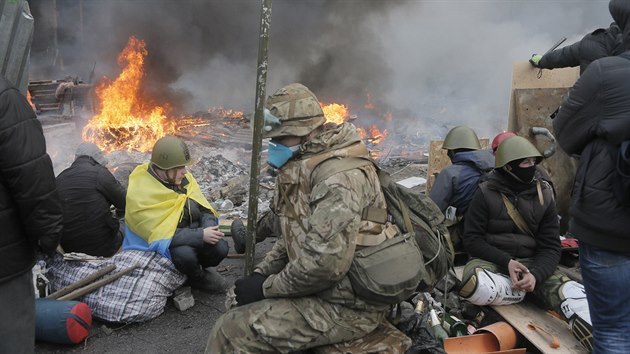 Demonstranti odpovaj u hocch barikd (Kyjev, 19. nora 2014)