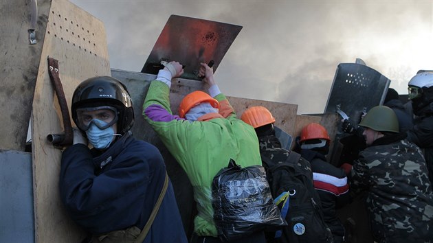 Demonstranti se pi stetech s polic sna chrnit tty (Kyjev, 19. nora 2014).