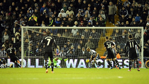 VEDOUC GL. Branislav Ivanovi (2) posl Chelsea otevr skre na hiti West Bromwiche.