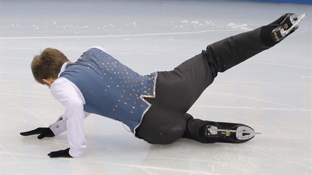 NEZDAR. Michal Bezina pad pi voln jzd na olympijskch hrch v Soi.