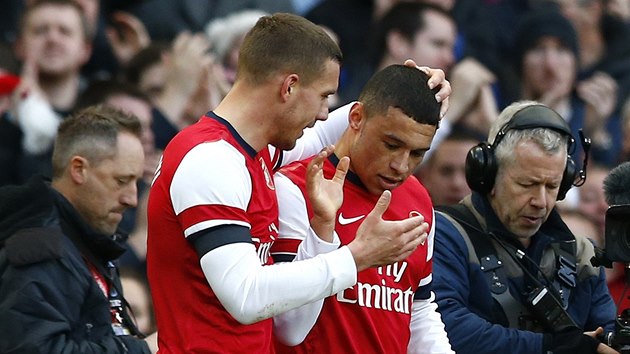 JSI PAK! Lukas Podolski z Arsenalu (vlevo) gratuluje Alexovi Oxlade-Chamberlainovi k tref proti Liverpoolu.
