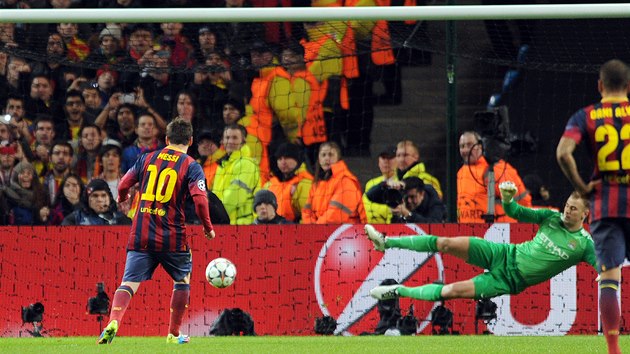 DOPROSTED BRÁNY. Barcelonský Lionel Messi pekonává z penalty Joea Harta,