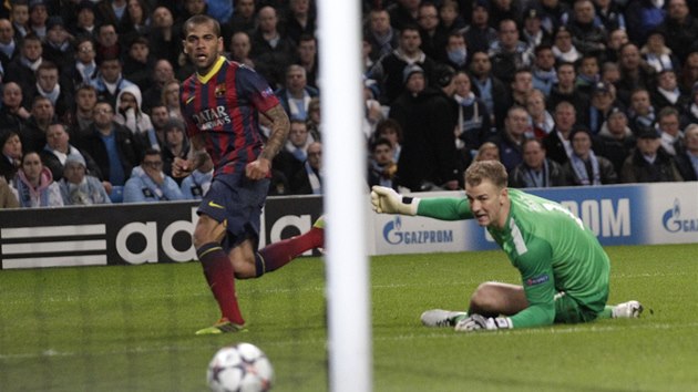 DRUH GL BARCELONY. Obrnce Dani Alves pekonv Joea Harta, branke Manchesteru City.