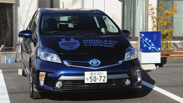 Toyota zane testovat bezdrtov dobjen plug-in hybrid Prius.