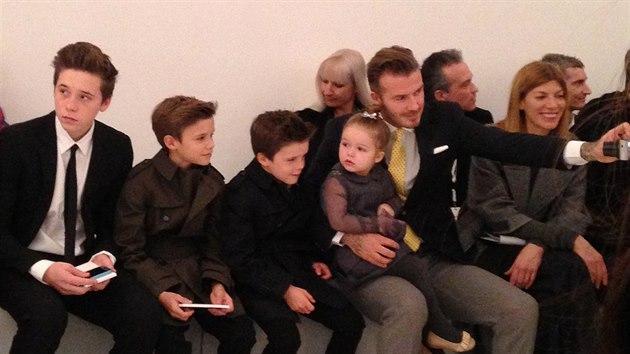 David Beckham s dtmi na newyorskm tdnu mdy na pehldce Victorie Beckhamov (9. nora 2014)