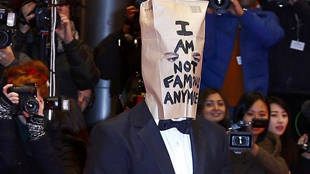 Shia LaBeouf dorazil na premiru Nymfomanky s paprovm pytlem na hlav (Berln, 9. nora 2014).