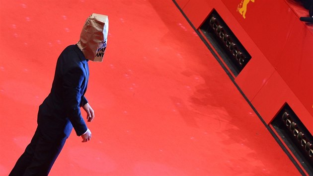 Shia LaBeouf dorazil na premiru Nymfomanky s paprovm pytlem na hlav (Berln, 9. nora 2014).