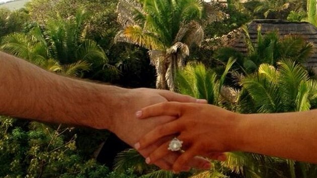Christina Aguilera se pochlubila zsnubnm prstenem. (14. nora 2014)