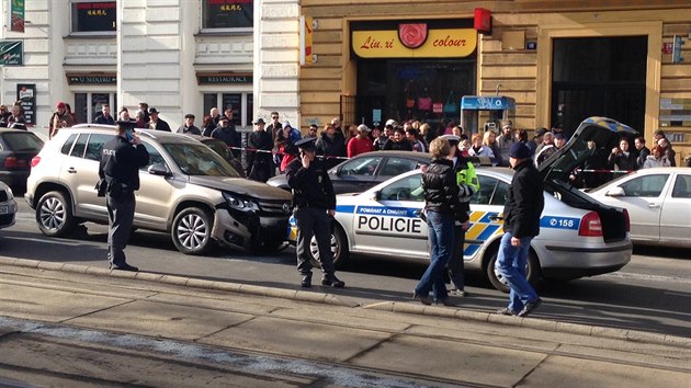 Policejn honika skonila na Karlov nmst nehodou se temi zrannmi.