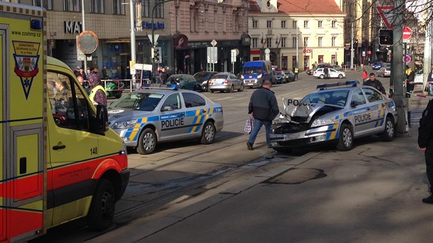 Policejn honika skonila na Karlov nmst nehodou se temi zrannmi.