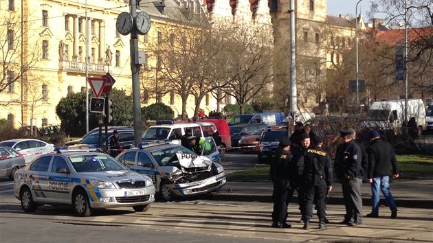 Policejn honika skonila na Karlov nmst nehodou se temi zrannmi.