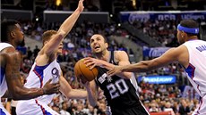 Manu Ginobili ze San Antonia si razí cestu mezi hrái Los Angeles Clippers.