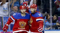 HRDINOVÉ. Ruští hokejisté Alexander Radulov (vlevo) a Ilja Kovalčuk se radují z... HRDINOVÉ. Ruští hokejisté Alexander Radulov (vlevo) a Ilja Kovalčuk se radují z...