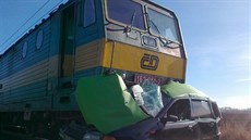 Rychlík po nárazu vlekl osobní auto po kolejích několik desítek metrů... Rychlík po nárazu vlekl osobní auto po kolejích několik desítek metrů...