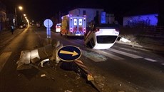 Vozidlo se po nehod na kiovatce ulic Náchodská a Ronovská pevrátilo na...