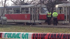 Policisté vyetují smrt eny, kterou lidé nali v tramvaji linky íslo 17 v...