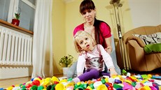 Šárka Adámková je samoživitelka, s otcem malé Elišky nežije a nedostává od něj... Šárka Adámková je samoživitelka, s otcem malé Elišky nežije a nedostává od něj...
