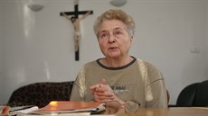 Marie Sýkorová nad dokumenty o procesu s jejím manželem. Marie Sýkorová nad dokumenty o procesu s jejím manželem.