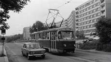 Kolá ukazuje tramvaj 6MT v jablonecké Palackého ulici.