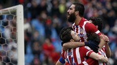 DRÍ SE NA ELE. Fotbalisté Atlétika Madrid porazili Real Valladolid.